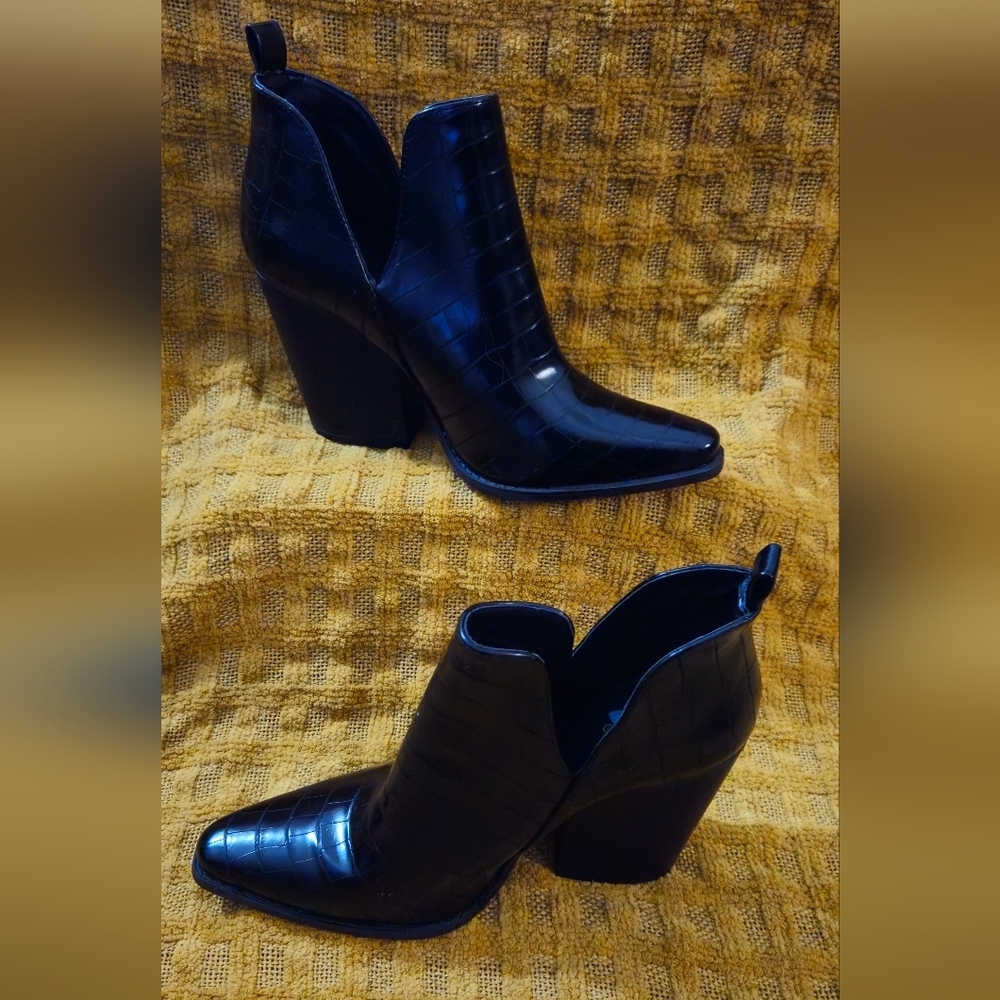 Qupid Deep V Cut Out Black Croc-Embossed Ankle Booties -Size 9 - Picture 3 of 7